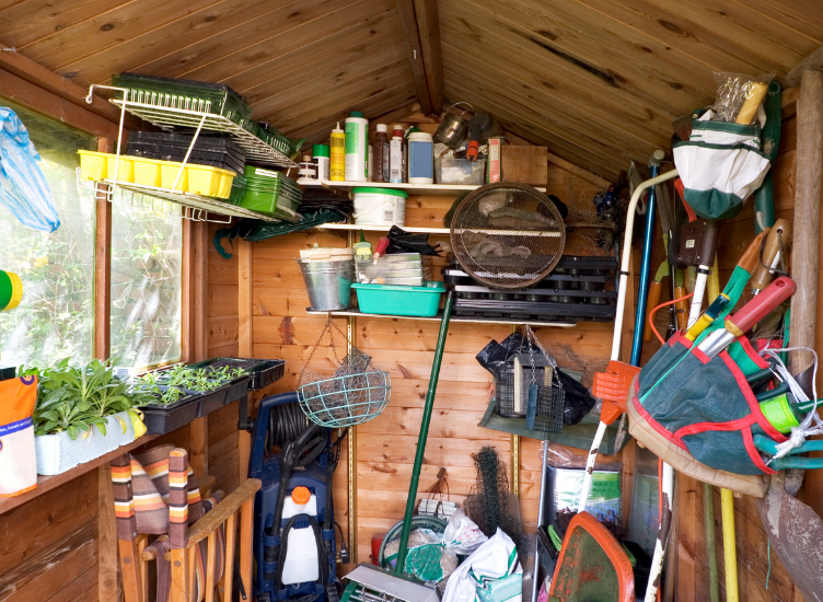 stockage et rangement dans l'abri de jardin