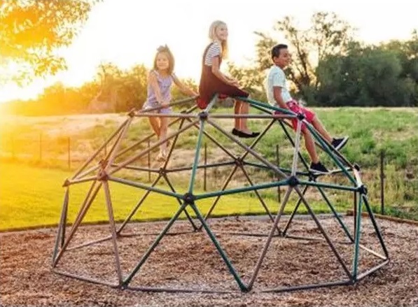 Un dôme d'escalade pour les enfants à Noël