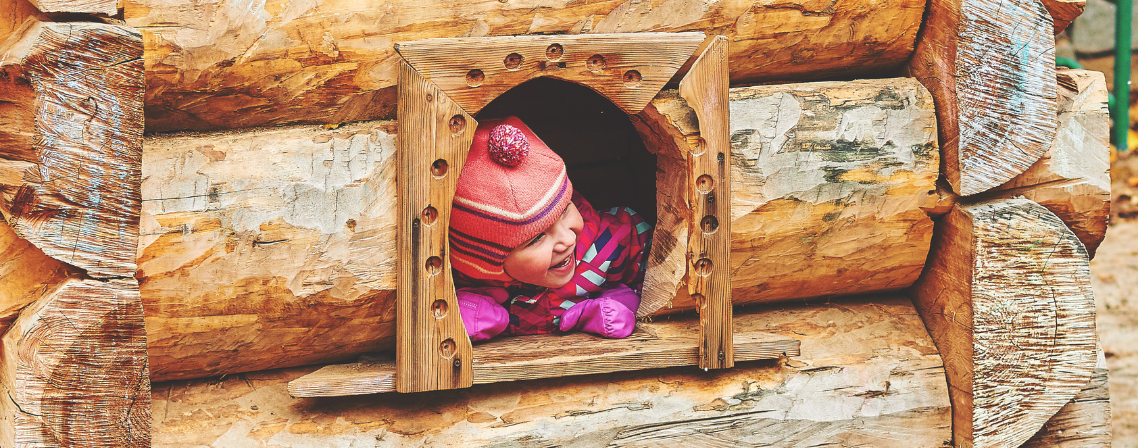 Pour Noël, testez les jeux d'extérieur pour enfants : la cabane et le dôme d'escalade !