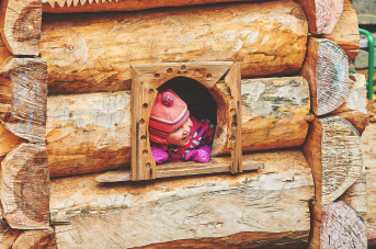 Pour Noël, testez les jeux d’extérieur pour enfants : la cabane et le dôme d’escalade !