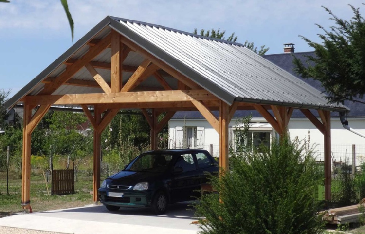 charpente bois utilisée comme carport